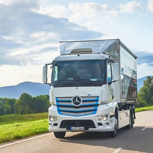 Der Strom für den E-Actros kommt aus einer Lithium-Ionen-Batterie mit 240 kWh.