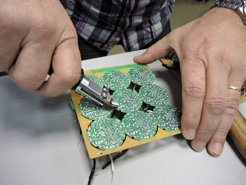 Bild 2: Deprag-Leiterplattenzange beim prozesssicheren Ablängen von Leitungsüberständen auf einer Platine aus der Elektrobranche. (Bild: Deprag)