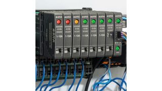 Anwendung mit der Gerätekombination elektronischer Sicherungsautomat ESX50D, IO-Link Device CPC10IO und Stromverteiler SVS201 (E-T-A)