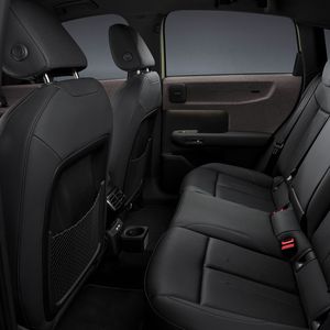 Audi hat ein variables Haltesystem für Getränkehalter und vieles mehr entwickelt – ähnlich dem „YouClip“ von Dacia.(Bild:  Audi)