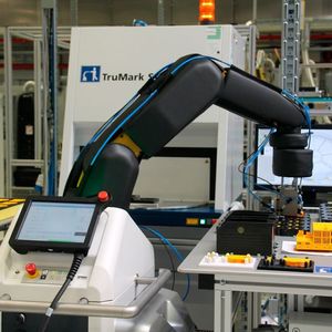 Die sichere Mensch-Roboter-Kollaboration sieht Pilz als Zukunftsmarkt. Aktuell erprobt das Unternehmen in seiner eigenen Produktion in Ostfildern, wie Mensch und Roboter ohne Schutzzäune zusammenarbeiten.