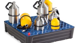 Im traditionellen Herbstkatalog von Denios sind neu entwickelte Auffangwannen aus Polyethylen (PE) enthalten, die sich gut auf Euro- oder Chemiepaletten kombinieren lassen. (Denios)