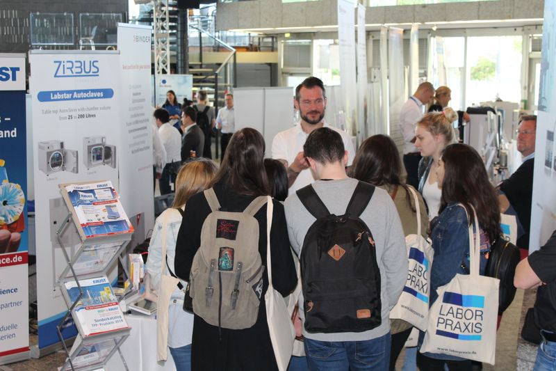 Impressionen der Lab-Supply Leverkusen vom 15. Mai 2019  Die dritte Station der Lab-Supply war in diesem Jahr das Forum Leverkusen. Hier sind ein paar visuelle Eindrücke vom Messetag und Besucherstimmen für Sie zusammengestellt. Die nächste Lab-Supply ist am 13. Juni 2019 in Berlin. Weitere Infos zu den kommenden Lab-Supply-Messen finden Sie auf www.lab-supply.info.   Lese-Empfehlung: Nachbericht zum erfolgreichen Auftakt der Lab-Supply in Wien. (Bild: C. Lüttmann, LABORPRAXIS)