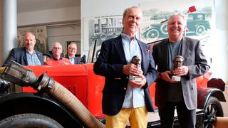 Im Vordergrund Hendrik Medrow mit Metternich-Büste (rechts) und Thomas Schrader, Bruder von Halwart Schrader, mit Maybach-Büste. Im Hintergrund von links die Laudatoren Leif Rohwedder und Gerhard Placke sowie Jurypräsident Matthias Doht. (Bild: AHG)