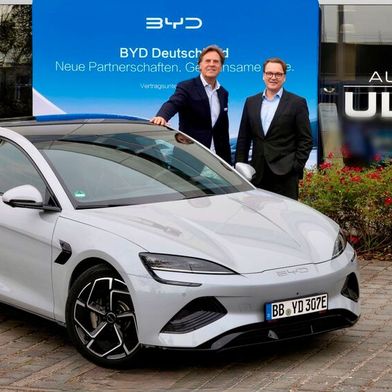 Dr. Klaus Gutberlet, geschäftsführender Gesellschafter der Autohaus Ulmen Gruppe (li.) und Lars Bialkowski, Country Manager BYD Deutschland.
 
 (Bild: Autohaus Ulmen)