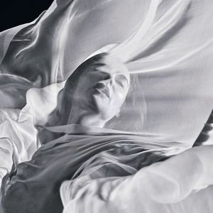 Die italienische Schauspielerin Luisa Raniere ist im Spiel mit dem Wind, dem Element Luft, zu sehen.(Bild:  © Pirelli Calendar 2026 by Sølve Sundsbø)