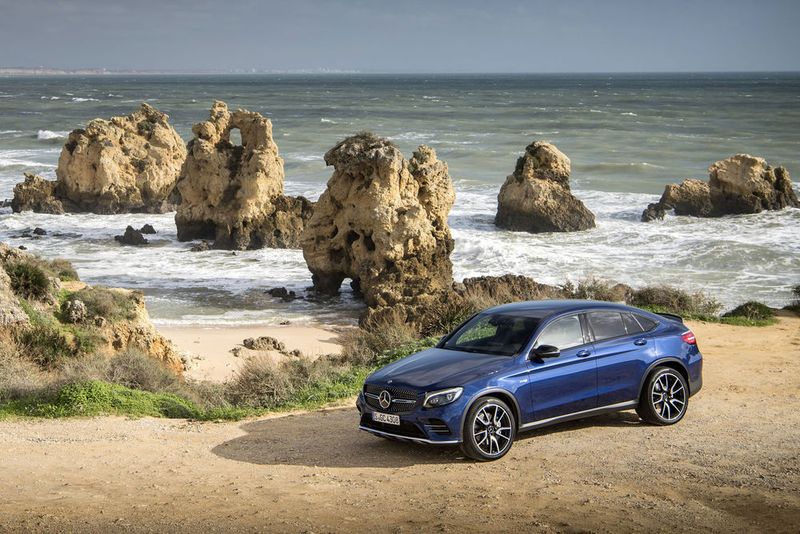 Es handelt sich letztlich um ein aufgebohrtes Serienmodell mit einem neuen Steuerchip und ein paar Bodybuilder-Planken, bei denen man schon zweimal hinschauen muss, um den Sportler im SUV zu erkennen. (Mercedes-Benz)