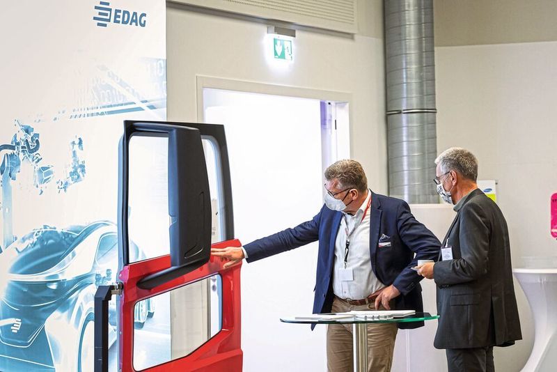 Statt Aussstellerrundgang, individuelle Gespräche unter Einhaltung der AHA-Regeln. Hier am Stand der EDAG Engineering GmbH. (Stefan Bausewein)