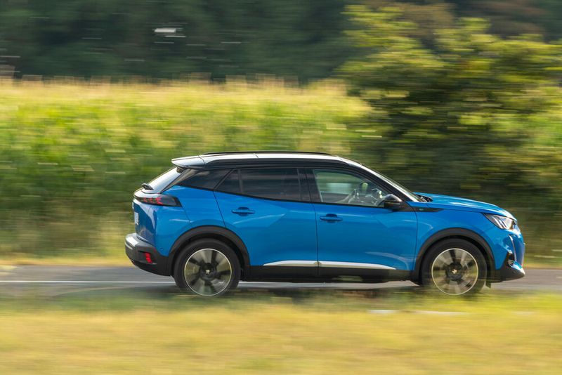 Äußerlich findet man kaum Unterschiede zwischen der E-Variante und den konventionellen Peugeot 2008. (Bild: Peugeot/Markus Heimbach)