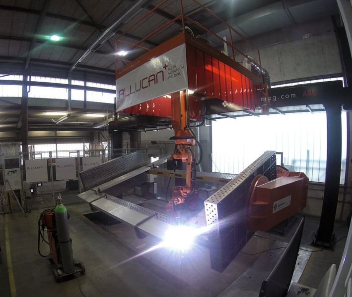 Schweissroboter der Superlative: der «IRB 2600» bei der Allucan AG. (Bild: Allucan)