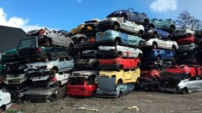 Diesen Anblick will das EU-Parlament in Zukunft nur noch als Zwischenphase und nicht mehr als Dauerzustand. Denn eine neue Verordnung sieht vor, dass Autos bald so konstruiert sein müssen, dass ihre Einzelteile möglichst leicht ausgebaut und wiederverwendet werden können ... (Bild: Schrottking)