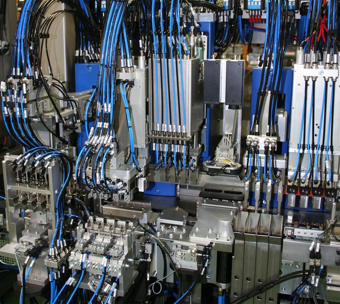 Automationseinheiten in einer Montagelinie von Mikron. (Mikron/Autodesk)