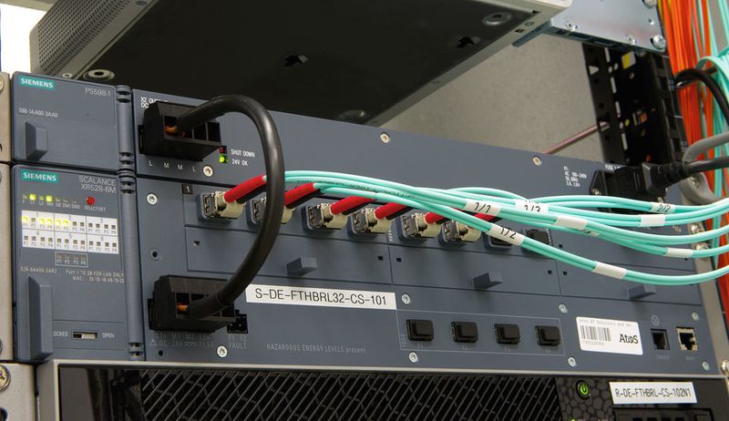 Bild 2: Auf der Distribution-Ebene (Produktions-Backbone) sorgen zwei redundante Scalance XR528-6M für erhöhte Ausfallsicherheit. (Bild: Siemens)