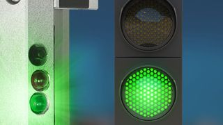 Nach dem Ampelprinzip kann ein Instandhalter über eine LED-Anzeige am Schlitten der Drylin Linearführung erfahren, ob ein Wechsel der Gleitfolie ansteht. (Bild: Igus)