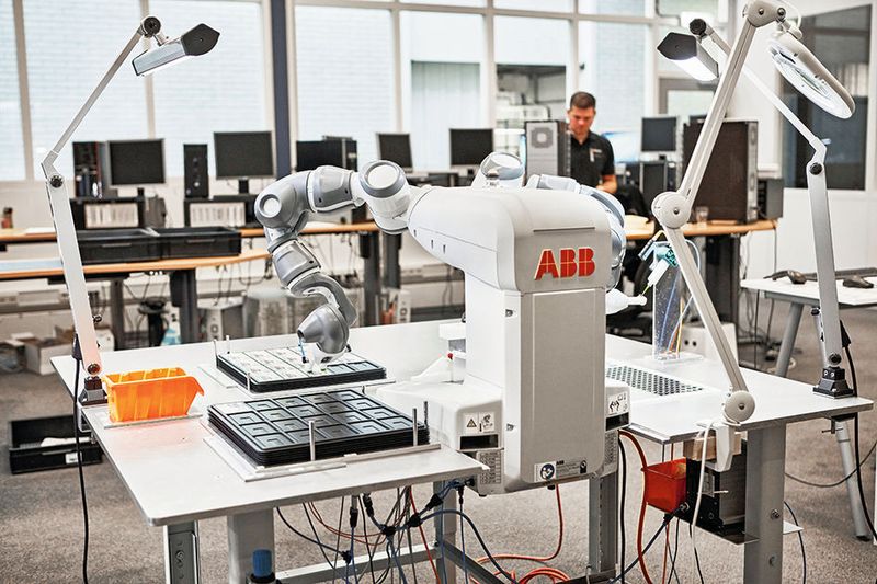 Die Mitarbeitenden im Fertigungsbereich mussten sich zuerst an YuMi gewöhnen. (ABB / Hans Nordlander)