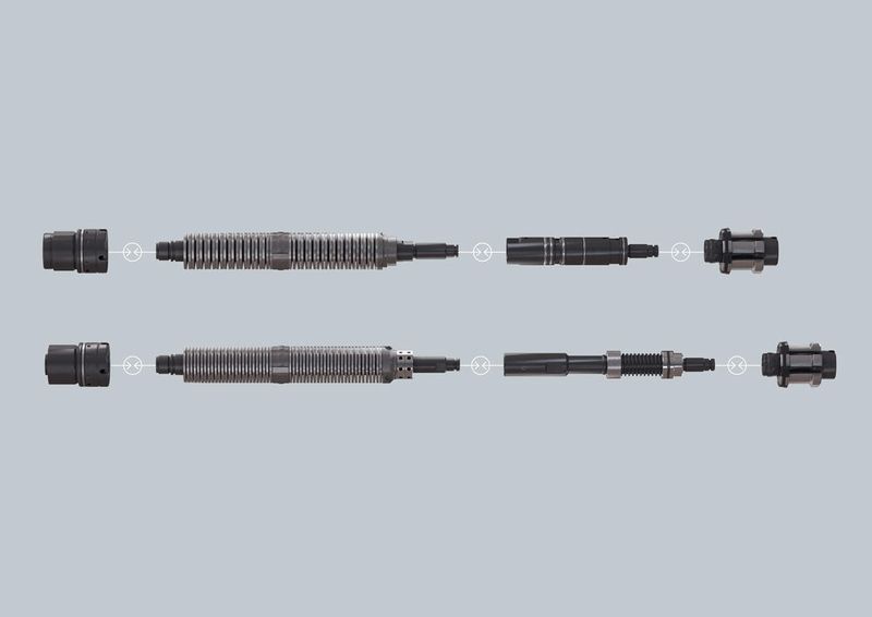 Das neue HSK-Flex von Röhm mit seinen Modulen – in der einkanaligen Version oben. Und unten in der zweikanaligen Ausführung. Zu sehen sind hier der Führungskolben, die Spanneinheit, die Zugstangenverlängerung und der HSK-Spannsatz. (Bild: Röhm)