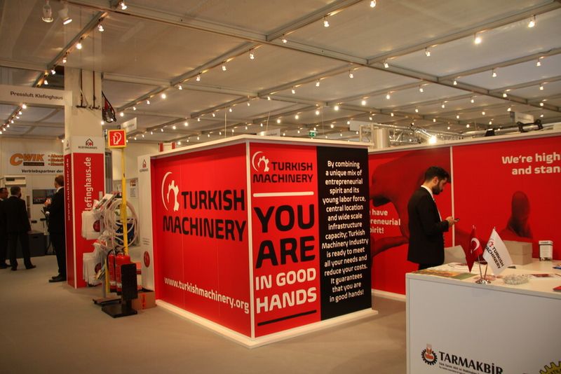 Der MAIB, die Exportunion der türkischen Maschinenindustrie, stellt sich an einem großen Stand vor. Die FMB soll genutzt werden, um für mögliche Kooperationen zwischen deutschen und türkischen Unternehmen einen Kontakt herzustellen. Die FMB strebt in den nächsten Jahren eine Internationalisierung der Messe an. (Finus)