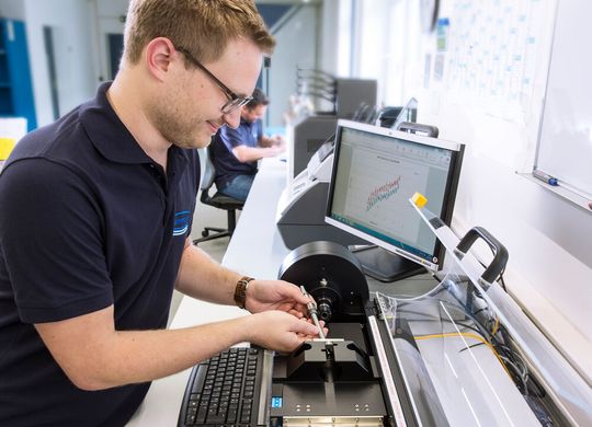 Die Testung von Miniatur-Kugelgewindetrieben mit einer Präzision im Submikrometerbereich stellt hohe Anforderungen an die Prüfstände.(Bild:  August Steinmeyer)