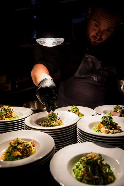 ...der letzte Feinschliff für das gemeinsame Essen steht... (Bild: Stefan Bausewein)
