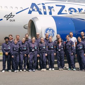 Gemeinsam für die Forschung: Das Parabelflug-Team von DFKI und Universität Duisburg-Essen vor dem Airbus A310 „Zero G“.(Bild:  Vanja Zander)