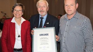 Zum Ehrenobermeister ernannt: Anja Bauer (stellvertretende Obermeisterin) und Günther Brodersen (Obermeister; re.) bei der Auszeichnung von Günther Görrissen. (Bild: Kfz-Innung Flensburg Stadt und Land)