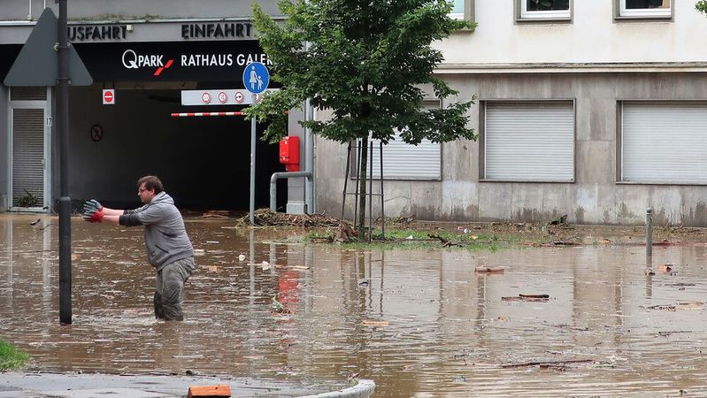 Die Flutschäden in vielen Regionen Deutschlands sorgen für eine Welle der Hilfsbereitschaft bei Einzelpersonen sowie Unternehmen.(Bild:  Rathausstraße Hochwasser (2).jpg /Klaus Bärwinkel / CC BY-SA 4.0)