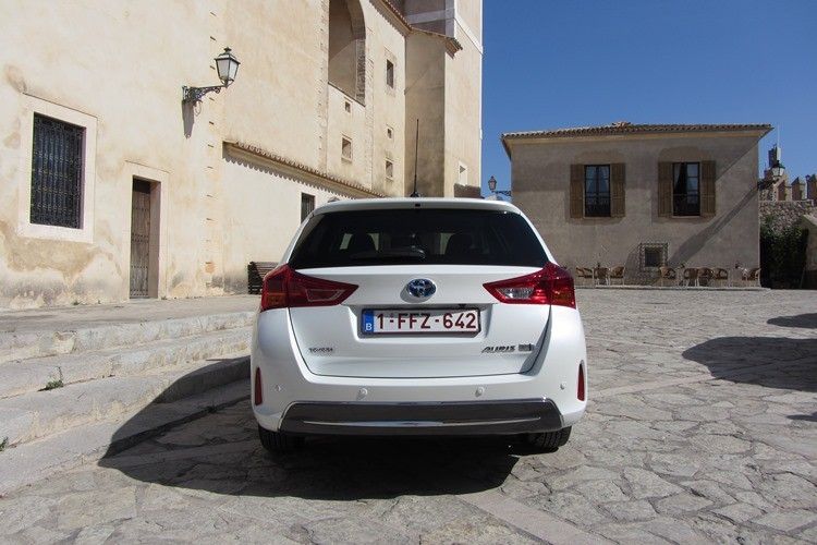 Wie beim Schrägheck-Modell beträgt der Radstand des Auris Touring Sports 2.600 Millimeter. Allerdings fällt der Kombi 285 Millimeter länger aus. (Foto: Michael Ziegler)