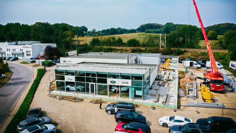 Der komplexe Umbau des Autohauses hat insgesamt drei Jahre gedauert. Die neue Fassade ... (Bild: Autohaus Anders)