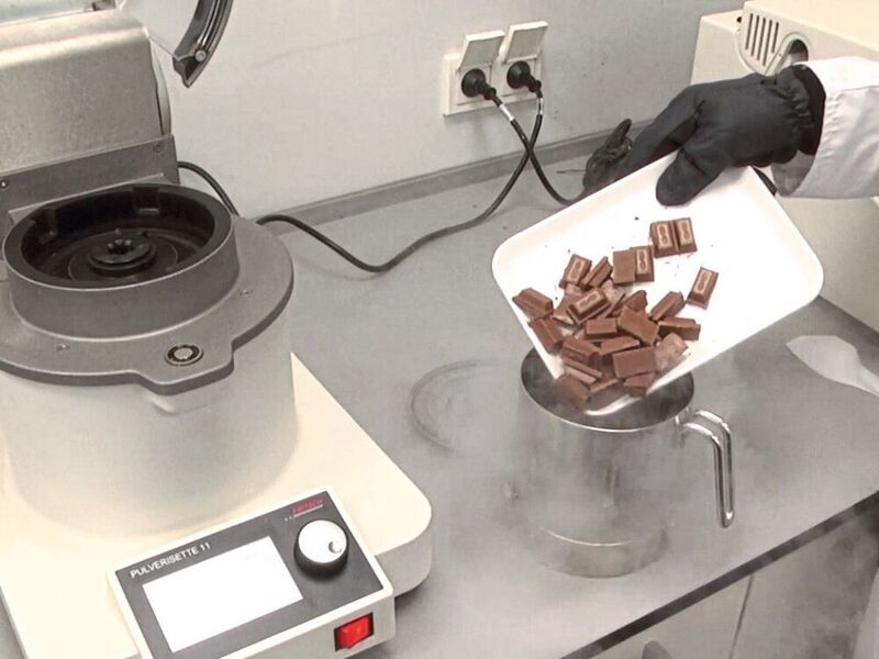 Die Pulverisette 11 von Fritsch eignet sich z.B. zur Zerkleinerung von Lebensmittelproben wie Schokolade. (Fritsch)