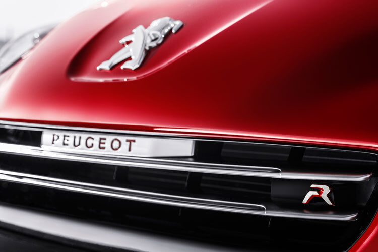 Das „R“-Logo prankt außen wie innen auf gut einsehbaren Stellen, damit Fahrer wie Beifahrer immer wissen, dass sie sportlich sitzen. (Foto: Peugeot)