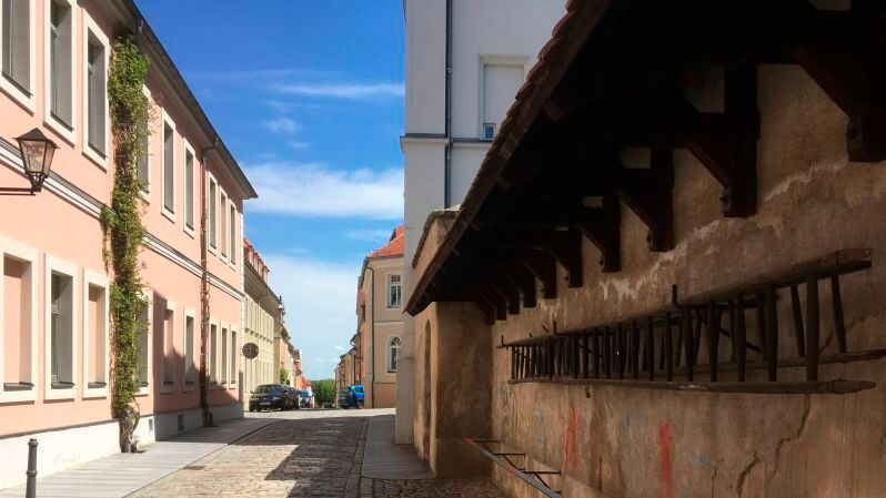 In Lessings Geburtsort Kamenz könnten bald die kommunalen Daten des Freistaats Sachsen liegen. Kamenz liegt etwa 40 Kilometer nordöstlich von Dresden.(Bild:  Anger, Mauer mit Feuerleiter /shelog / CC BY-SA 2.0)