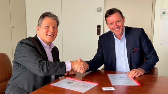 Thomas Wahl (l.), Geschäftsführer der Siegener Wahl Group, mit Axel Nordieker, Vice Presiden Operation der Regionen Europa und Afrika bei der Toyota Kreditbank(Bild:  Toyota Kreditbank)