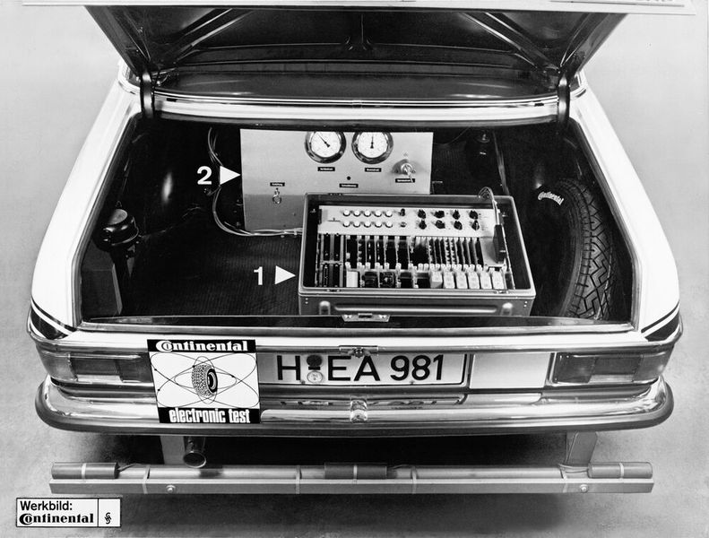 50 Jahre fahrerloses Fahren: Im Kofferraum des elektronisch gesteuerten Fahrzeugs befanden sich die Steuerelektronik (1) und die elektropneumatische Bremsanlage (2). Unter der Stoßstange waren drei Antennen befestigt: die linke und rechte waren mit der Lenkregelung verbunden, die mittlere mit der Geschwindigkeitsregelung. (Bild: Continental AG)