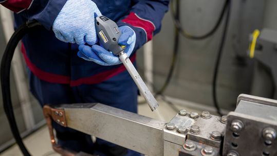 Durch die höhere Reinigungsleistung eignet sich das Trockeneisstrahlgerät „IB 10/15 L2P“  Advanced sowohl für die Reinigung von Werkzeugen als auch Fahrzeugkomponenten und Unterböden bzw. Innenräumen.(Bild:  Kärcher)