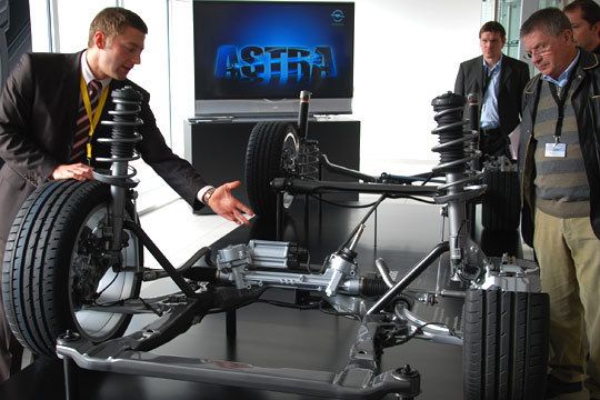 Vehicle Systems Engineer Stefan Koob erklärt Motorjournalisten die adaptive Chassiskontrolle (930 Euro), die das Fahrwerk automatisch den jeweils vorherrschenden Straßenverhältnissen und dem Fahrstil anpasst. Der Fahrer kann zudem aus den Modi Standard, Sport und Tour auswählen. (Archiv: Vogel Business Media)