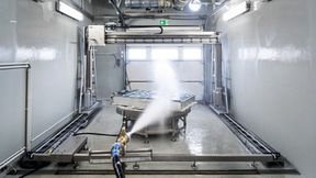 Das Bild zeigt eine Prüfkammer des TÜV Rheinland. In dieser können Akkus kontrolliert belastet und überlastet werden. (Bild: TÜV Rheinland/Oliver Tjaden)