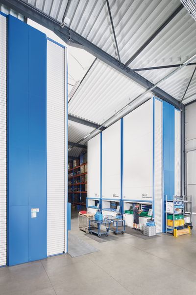 The Hänel Lean-Lifts measuring just under eight meters in height  are managed by HänelSoft-N and automatically provide all items for an order in the optimal sequence. (Source: René Marks)