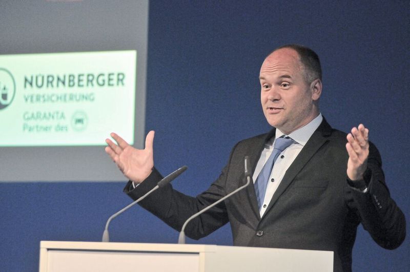 Christian Stettner, Vertriebsdirektor Nürnberger Versicherung: „Im Fußball gibt es eine Fair-Play-Tabelle, und wir sorgen für eine faire Versicherung und eine faire Schadenregulierung.“ (Bild: Zietz / »kfz-betrieb«)