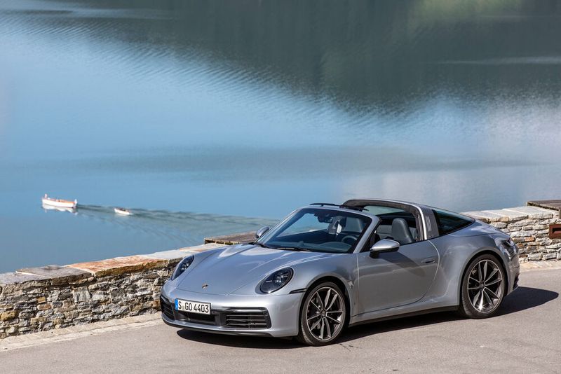 Porsche offeriert den halboffenen 911 in zwei Varianten. Porsche offeriert den halboffenen 911 in zwei Varianten.