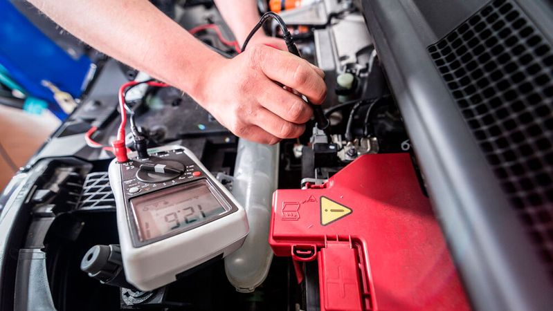 Batterietests gibt es inzwischen einige. Doch die Testverfahren und -messungen unterscheiden sich je nach Anbieter. Das führt zu unterschiedlichen Ergebnissen. Deshalb hält der ZDK ein standardisiertes Verfahren für erforderlich.(Bild:  ProMotor)