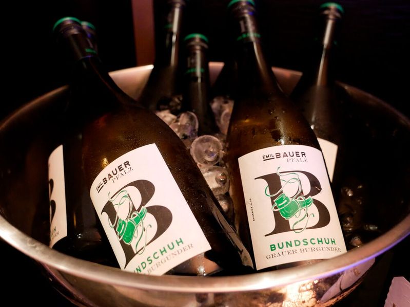 Nach dem Summit ist vor der Award-Gala: Beim Get Together bot sich die Gelegenheit, bei einem guten Glas Wein, die Konferenz nochmals Revue passieren zu lassen – und sich auf den Abend einzustimmen. (Bild: Vogel IT-Medien GmbH)