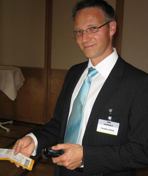 Torsten Zöller, Marketing Manager Zentraleuropa, demonstriert den DataMan 750: „Das einzige ESD-konforme Handlesesystem.“ (Archiv: Vogel Business Media)