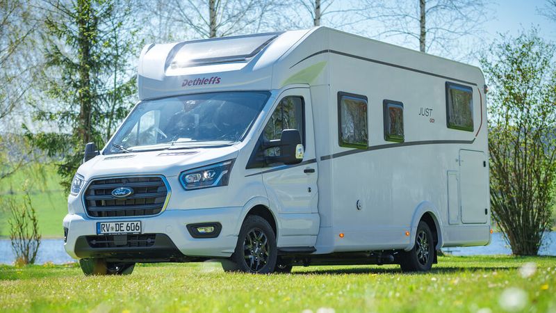 Auch bei den erst im Mai eingeführten Teilintegrierten der Serie „Just Go“ legen die Allgäuer noch einmal nach. (Bild: Dethleffs)