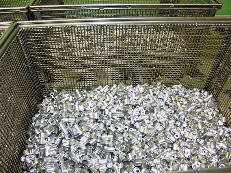 Nach dem Tiefziehen fallen die Teile fertig bearbeitet, aber fettig aus der Presse in den Waschkorb. (Archiv: Vogel Business Media)