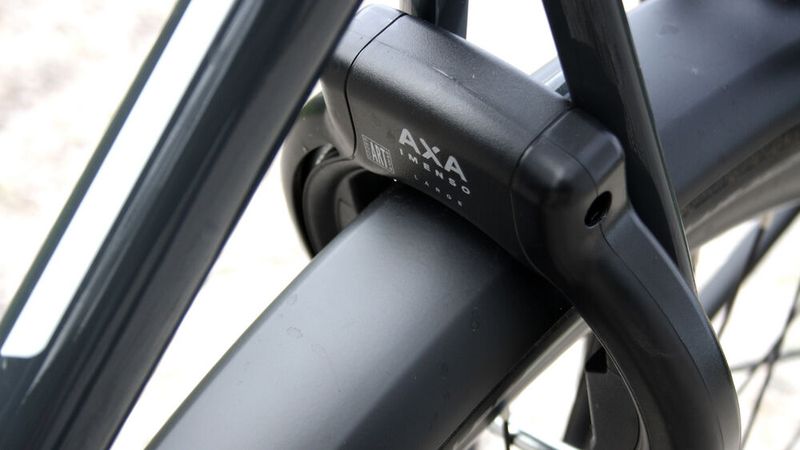 Praktisch ist auch das serienmäßige Speichenschloss. Der Schlüssel passt auch für das Akkuschloss. (Bild: sp-x/Mario Hommen)