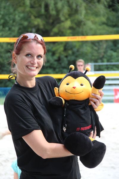 Auch die IT-Bee hatte wieder ihren Spaß – hier mit Organisatorin Eva Lehrke von Text & Event (Bild: Fujitsu)