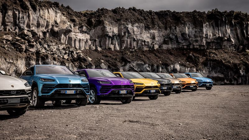 Mit der Außenlackierung kann sich der Urus-Besitzer augenfällig aus dem automobilen Einerlei abheben. (Bild: wolfango spaccarelli / Lamborghini)