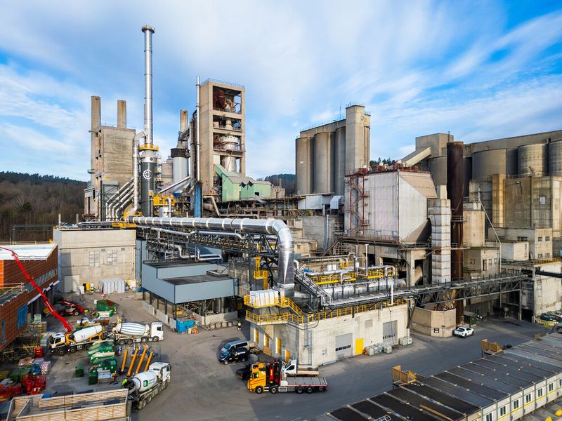 Im Rahmen des Projekts wurde die CO₂-Abscheideanlage in das Zementwerk Brevik integriert, ohne die laufende Zementproduktion zu unterbrechen. (Bild: Heidelberg Materials)