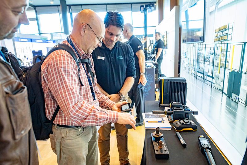 Gerade der fachliche Austausch unter den Schraubexperten untereinander ist das, was die Regionalmesse Schraubtec ausmacht. (Bild: Amelie Jehmlich/ART n Photo)
