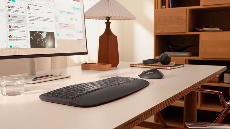 Das Logitech-Set MK880 Signature Comfort Plus kombiniert ein Keyboard mit gepolsterter Handballenauflage und eine Maus mit Handballenkissen. Die Polster sollen für Komfort bei der Arbeit im Büro oder im Homeoffice sorgen.(Bild:  Logitech)